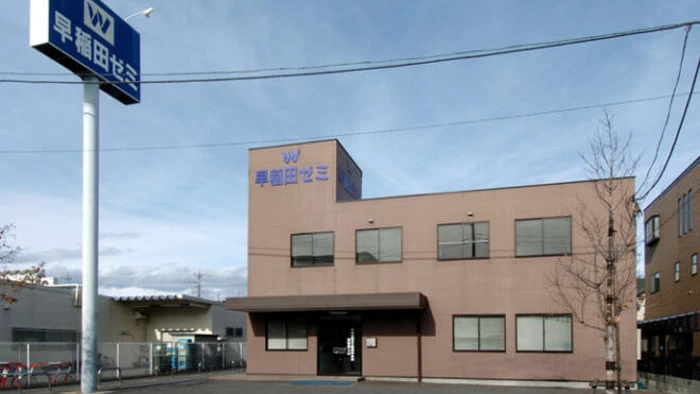 本館と奥の2号館、合計8教室で皆さんをお出迎え！