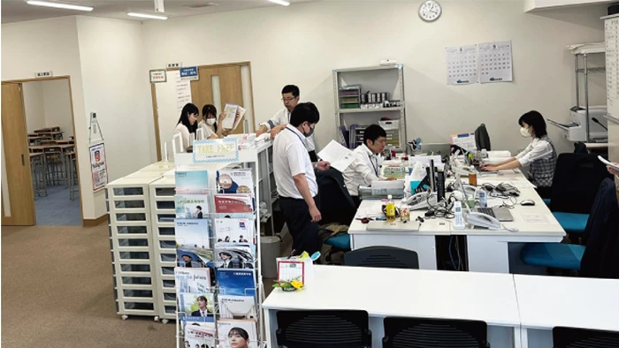 職員室では生徒からの質問も受け付けています。