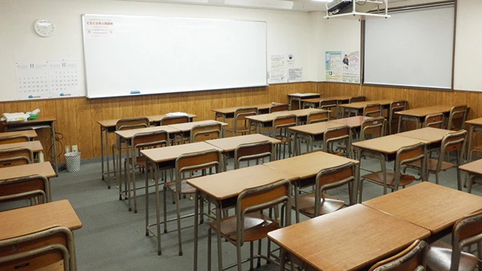 机の間隔も広く、ゆとりを持った清潔感のある教室！